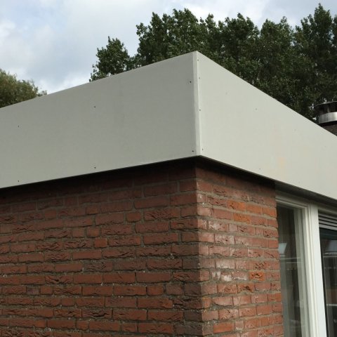 Boeiborden met vleermuisopeningen: via invliegopeningen kunnen vleermuizen de holle ruimte achter boeiborden gebruiken