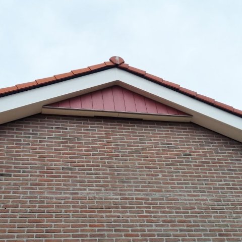 Gevelbetimmering: bovenin een kopgevel worden platen aangebracht waar vleermuizen achter kunnen verblijven.