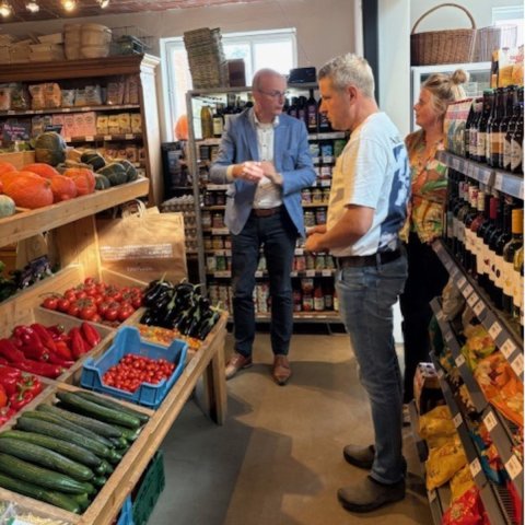 Wethouder De Visser bezoekt de boerderijwinkel van Liesbeth & Adwin van Bioduin, Koudekerke