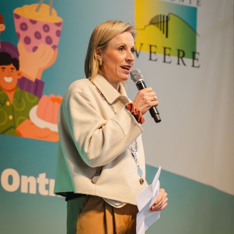 Burgemeester spreekt tijdens De Langste Tafel van Veere