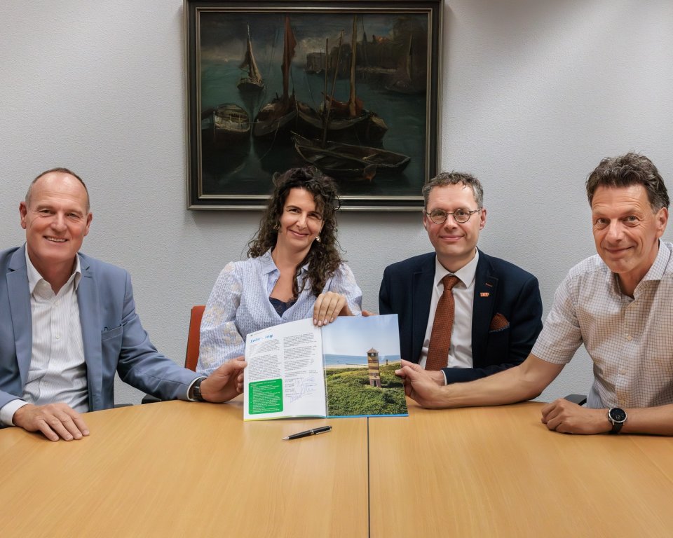 Chris Maas (GroenLinks-PvdA), Lianne Wattel (Samen voor Veere), Sander Jacobse (SGP), Pieter Wisse (CDA) houden samen het coalitieprogramma vast.