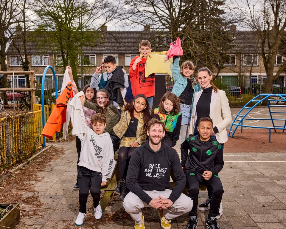 Kinderen en leraar op een schoolplein 