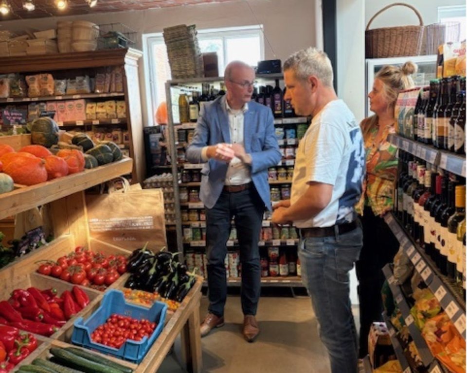 Wethouder De Visser bezoekt de boerderijwinkel van Liesbeth & Adwin van Bioduin, Koudekerke