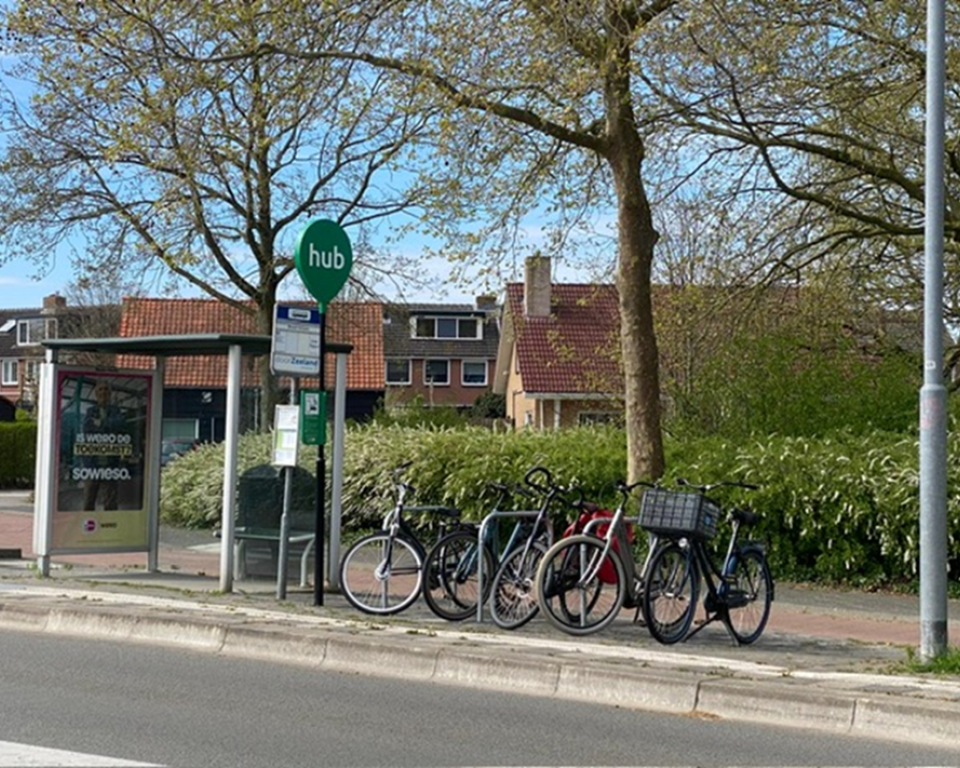 fietsparkeerplekken bushalte Prinses Beatrixlaan in Koudekerke