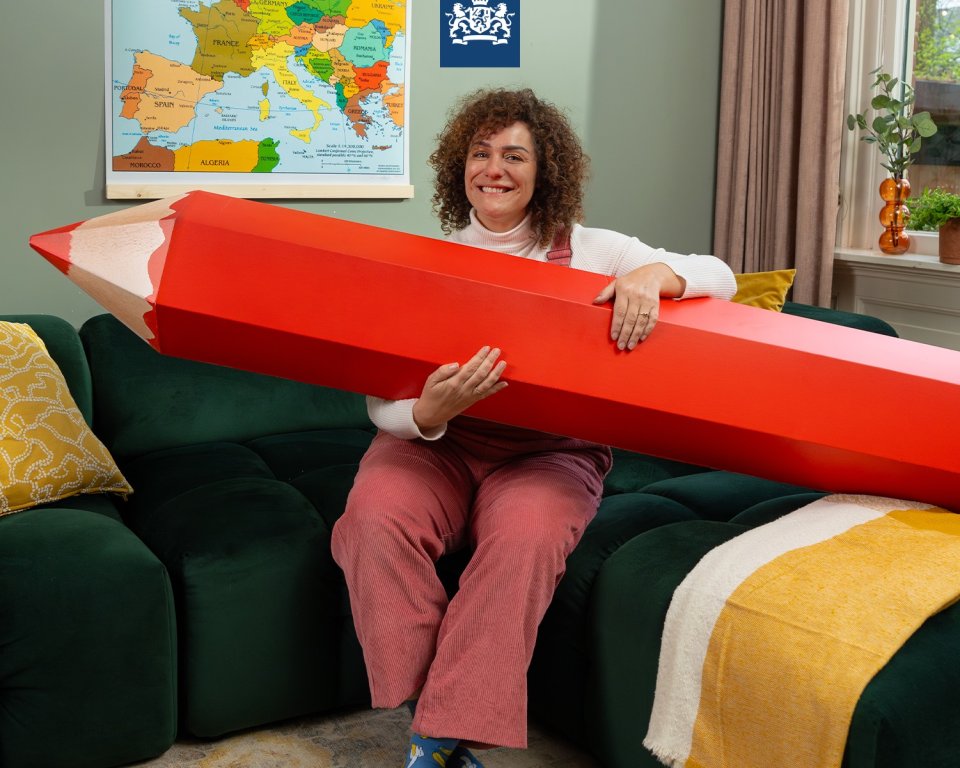 Vrouw op bank met potlood verkiezingen