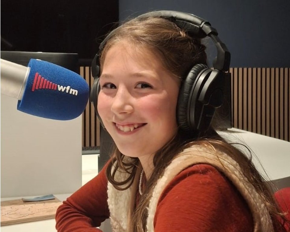 Foto kinderburgemeester bij radiostation