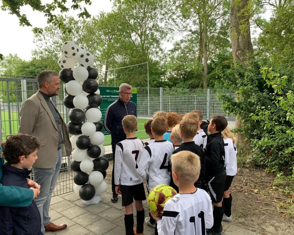 opening kunstgrasveld voetbalvereniging VCK door wethouder de Jonge
