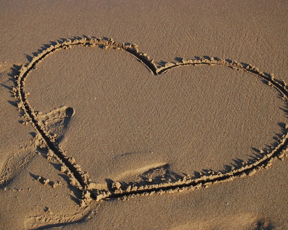 Hartje in het zand getekend