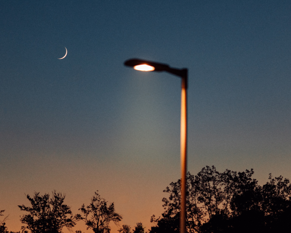 Lantaarnpaal verlicht in het donker