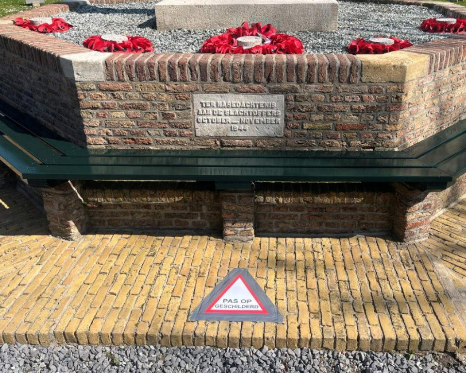 Opfrisbeurt herdenkingsmonument Westkapelle - na