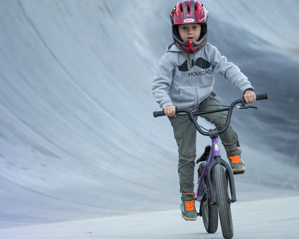 Kind op pumptrackbaan