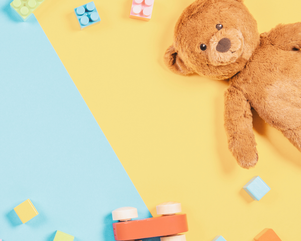 Teddybeer en speelgoedblokken