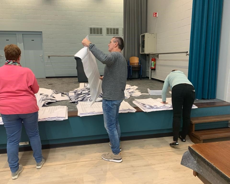 stembureauleden tellen stemmen