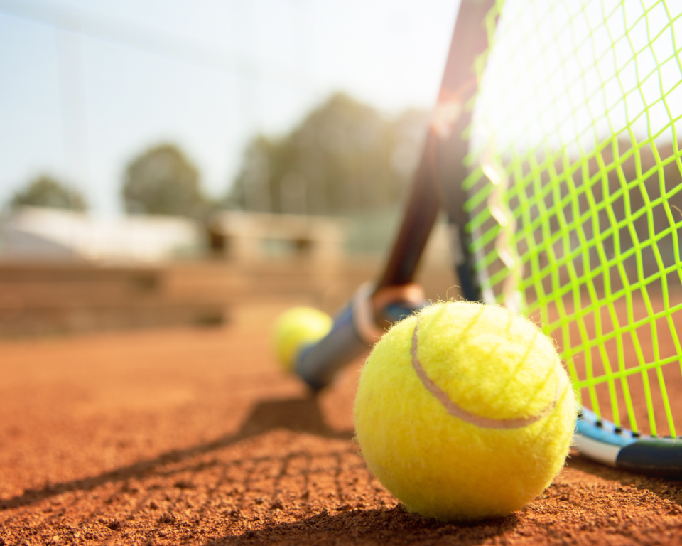 Tennisbaan, racket en tennisbal 