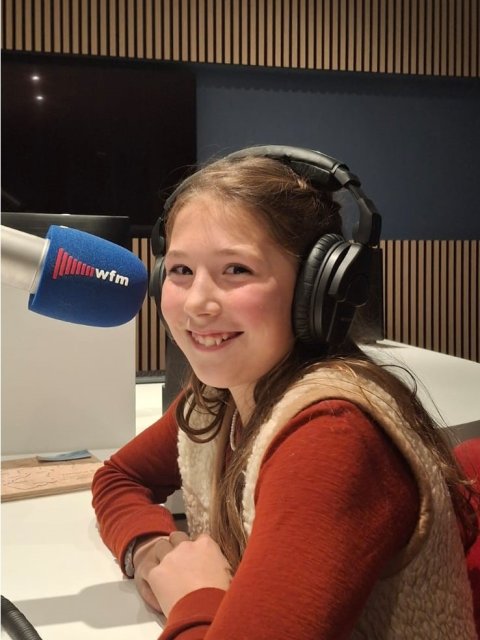 Foto kinderburgemeester bij radiostation