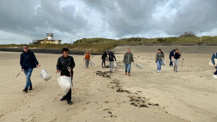 Mensen ruimen het strand op.