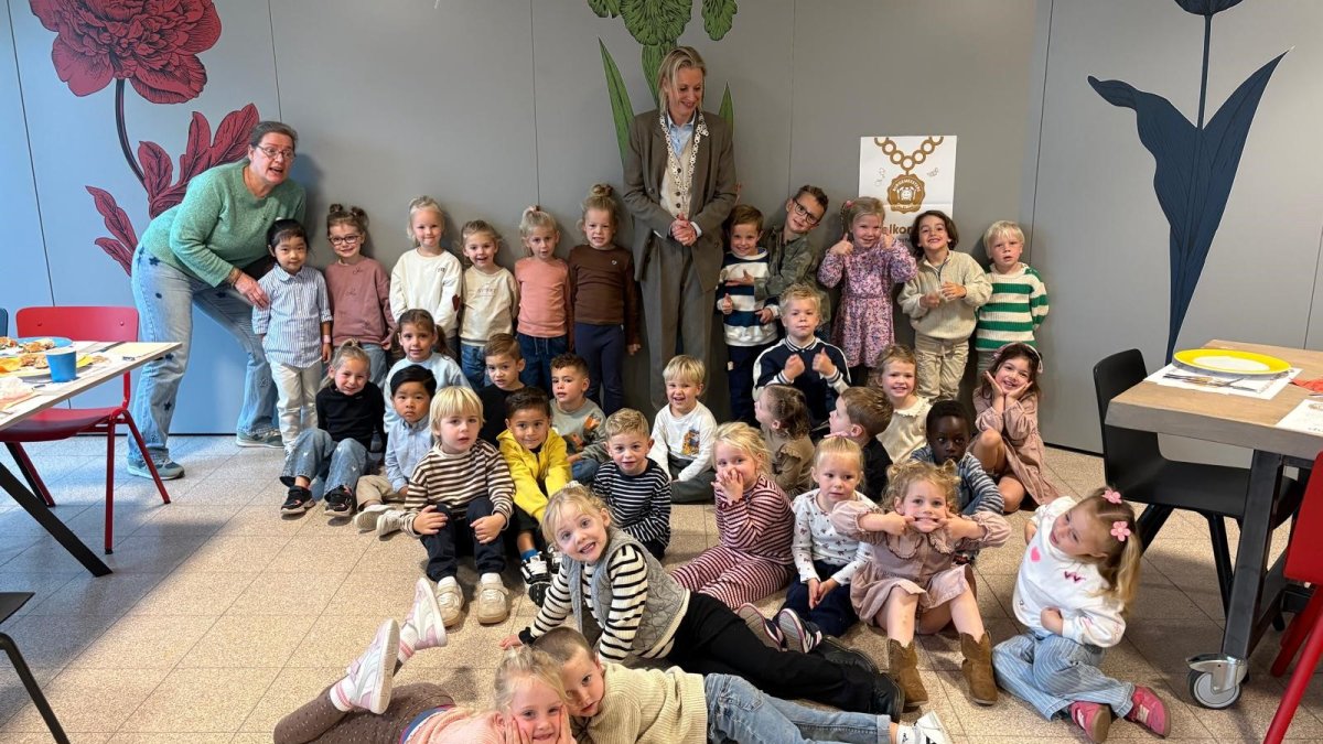 Burgemeester Frederiek Schouwenaar ontbijt samen met peuters en kleuters uit Domburg