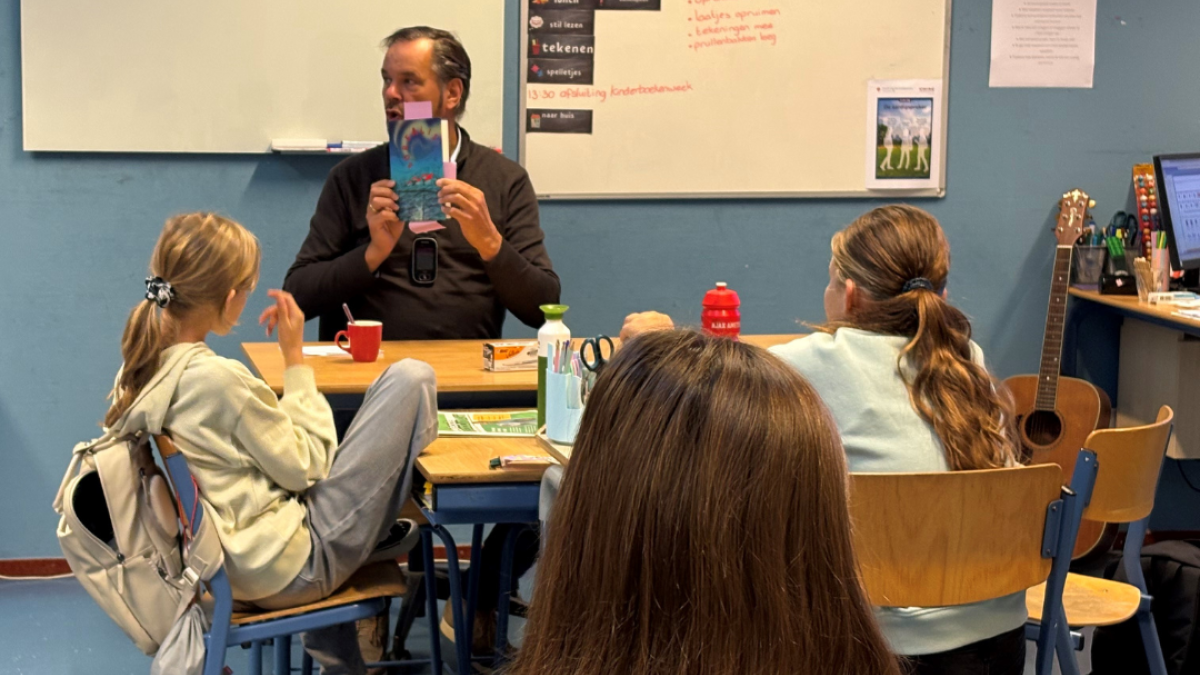 Wethouder Tuk leest voor tijdens Dag van de Duurzaamheid