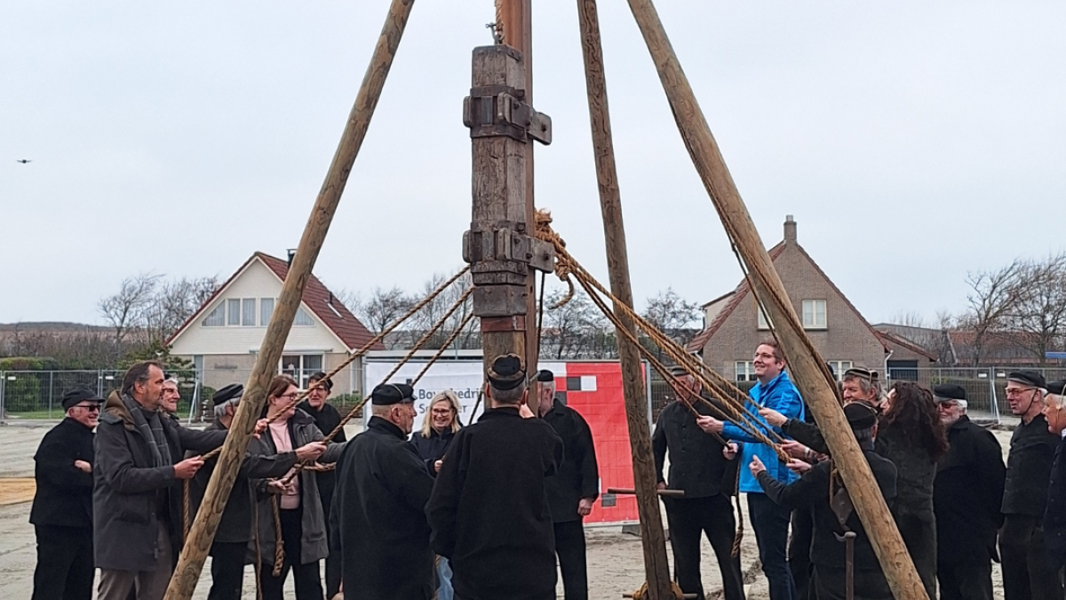 Eerste paal geslagen voor Multifunctionele Accommodatie in Westkapelle