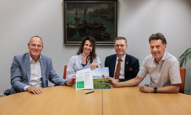 Chris Maas (GroenLinks-PvdA), Lianne Wattel (Samen voor Veere), Sander Jacobse (SGP), Pieter Wisse (CDA) houden samen het coalitieprogramma vast.