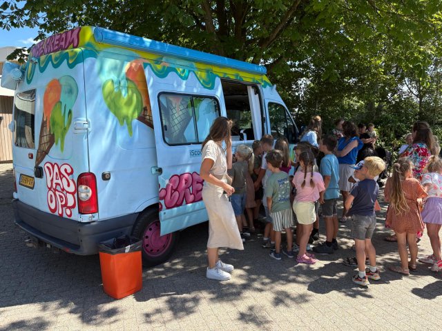 IJskar bij start bouw kindcentrum Oostkapelle