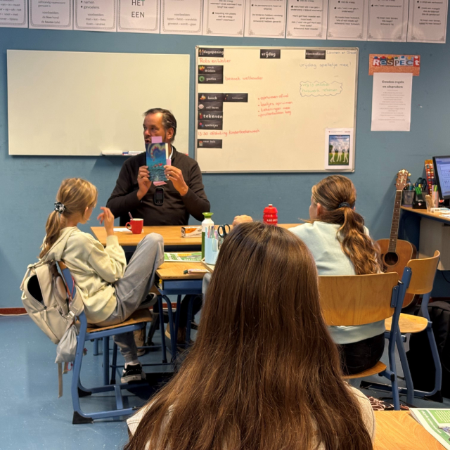 Wethouder Tuk leest voor tijdens Dag van de Duurzaamheid