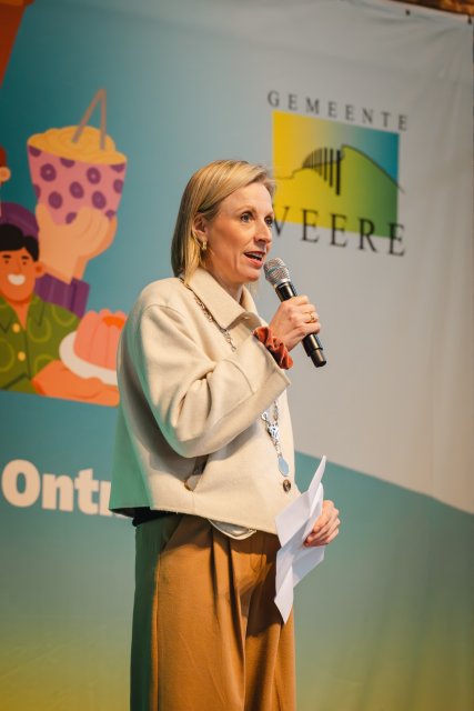 Burgemeester spreekt tijdens De Langste Tafel van Veere