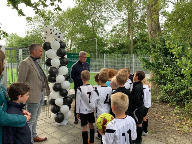 opening kunstgrasveld voetbalvereniging VCK door wethouder de Jonge