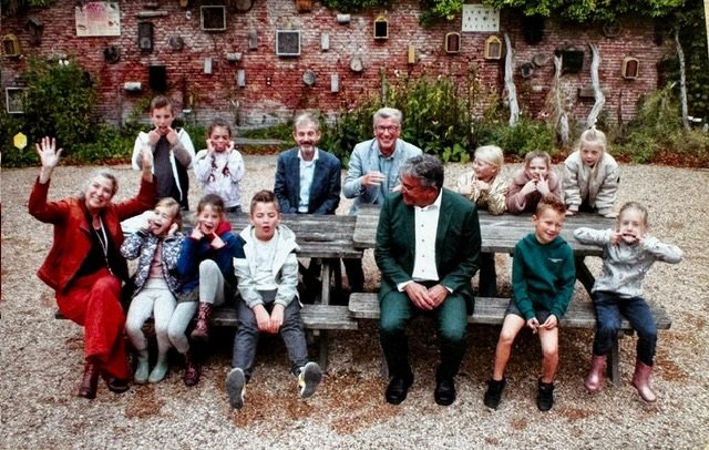 Leerlingen van groep 4 van basisschool De Lispeltuut uit Oostkapelle en de wethouders van Veere, Middelburg en Vlissingen