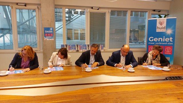 Ondertekening Zonconvenant door Zeeuwse gemeenten , GGD Zeeland, het Nationaal Huidfonds en KWF het Zonvenant