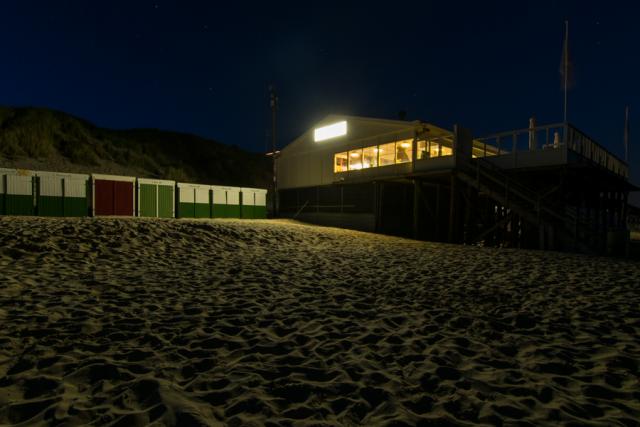 Gericht licht bij strandpaviljoen 