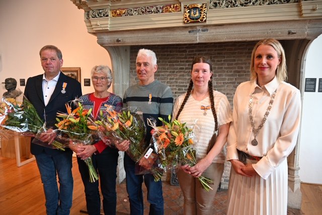 Vlnr, de heer Bouman, mevrouw Lobbezoo, de heer Lobbezoo, mevrouw Van der Meer en burgemeester Schouwenaar