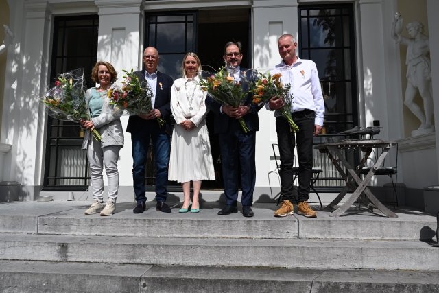 Van links naar rechts mevrouw Geelhoed, meneer Van Wallenburg, burgemeester Schouwenaar, meneer Goedegebuur en meneer Sneltjes.