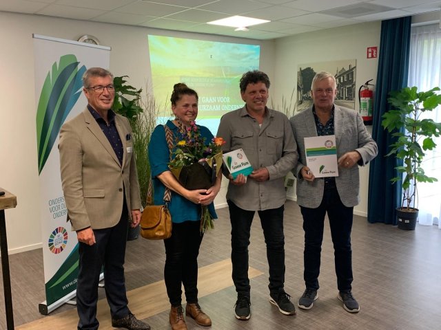 Wethouder John de Jonge reikt Groene Pluim uit aan Zeeuws Hof uit Biggekerke