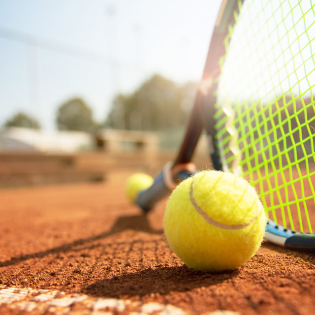 Tennisbaan, racket en tennisbal 