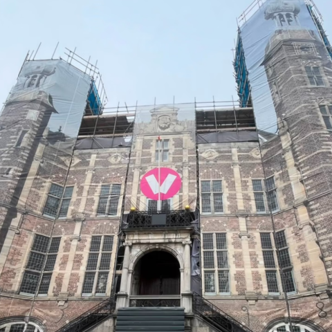 Voorkant stadhuis met steigers en doek