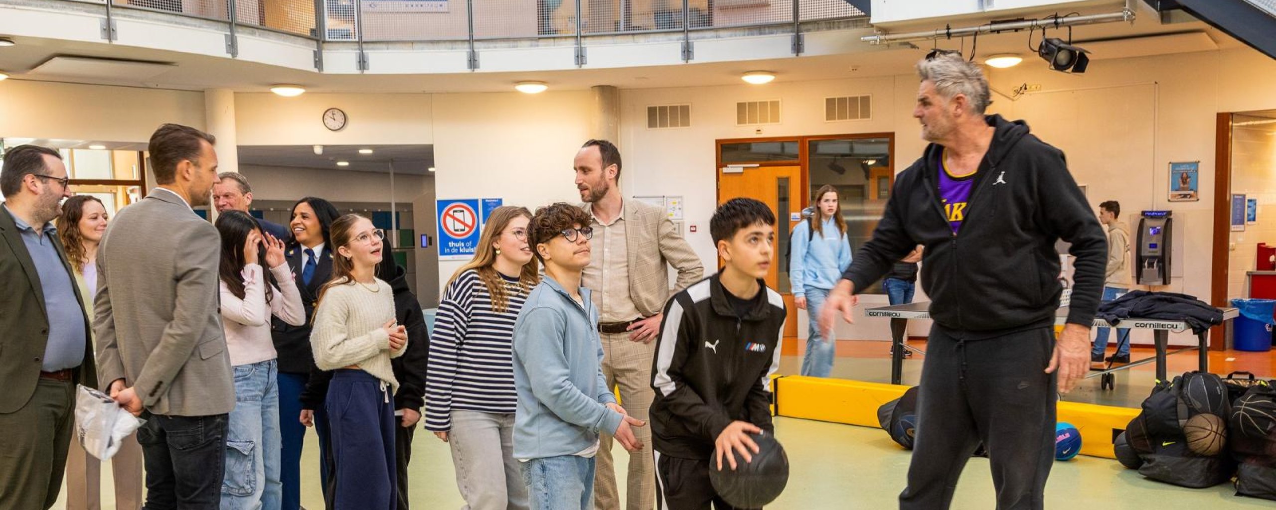 kinderen die basketball spelen op een school