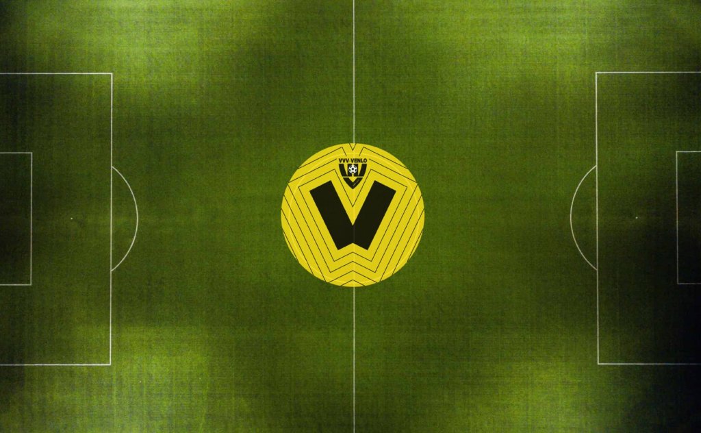 het nieuwe venlo logo op een voetbalveld