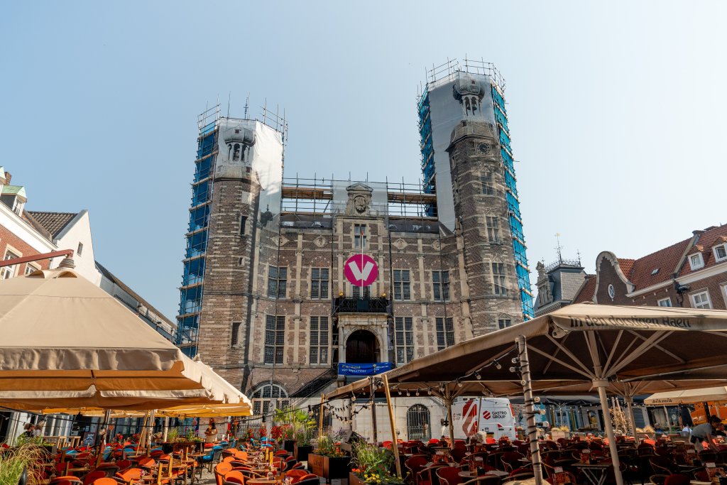 het stadhuis van Venlo in de steigers