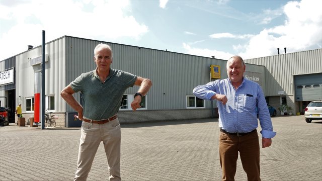 Op de foto staan links Ger Koch en rechts Jos van Wanroy