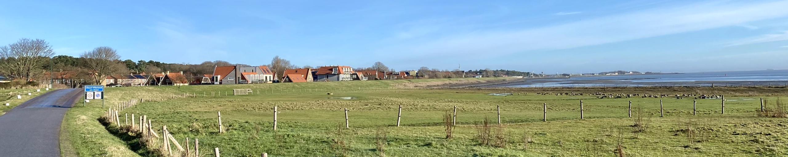dorp Oost-Vlieland in de verte