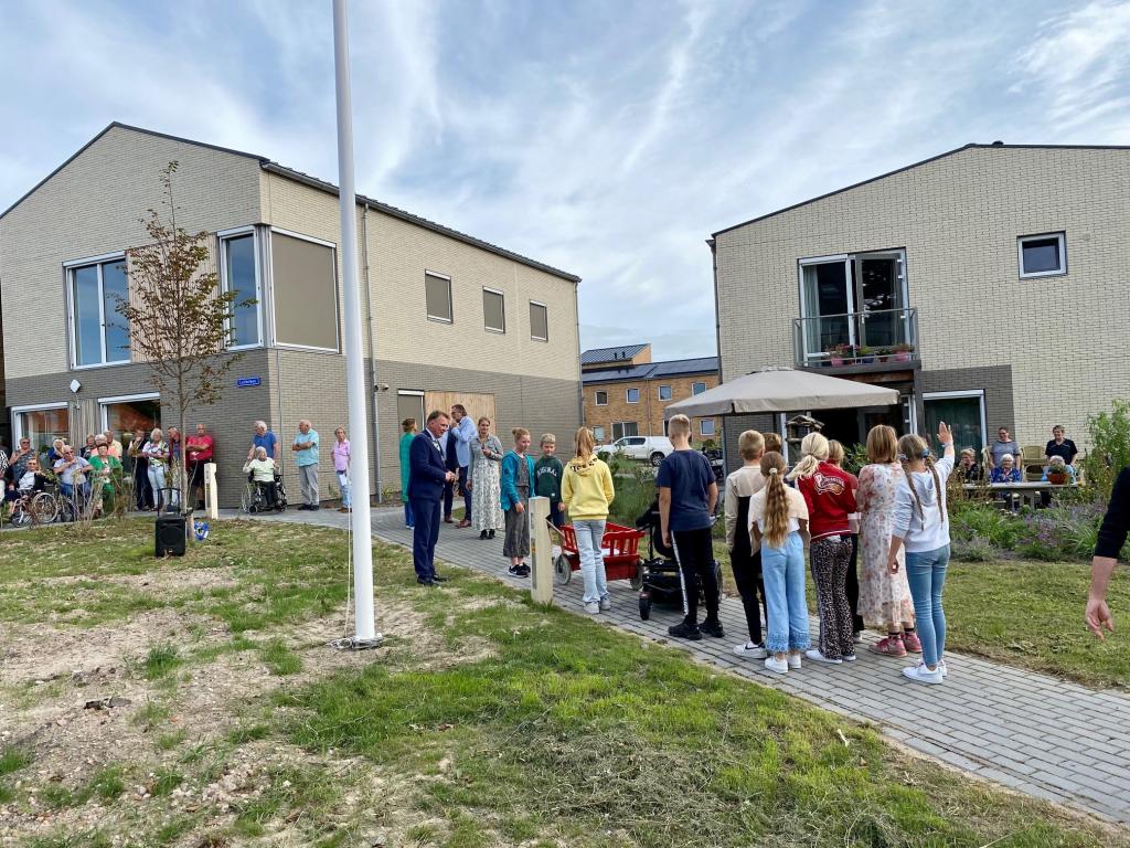 burgemeester Schrier en kinderen van De Jutter