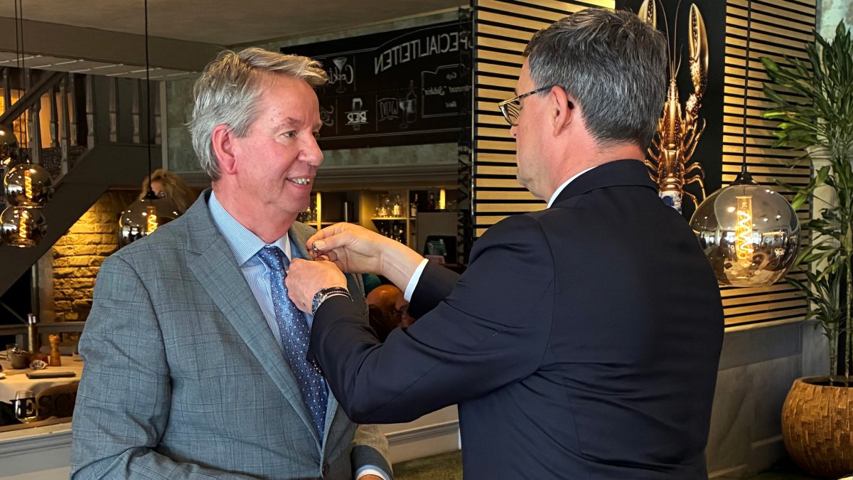 Wethouder A. Vader onderscheiden met de Vlissingse Fles