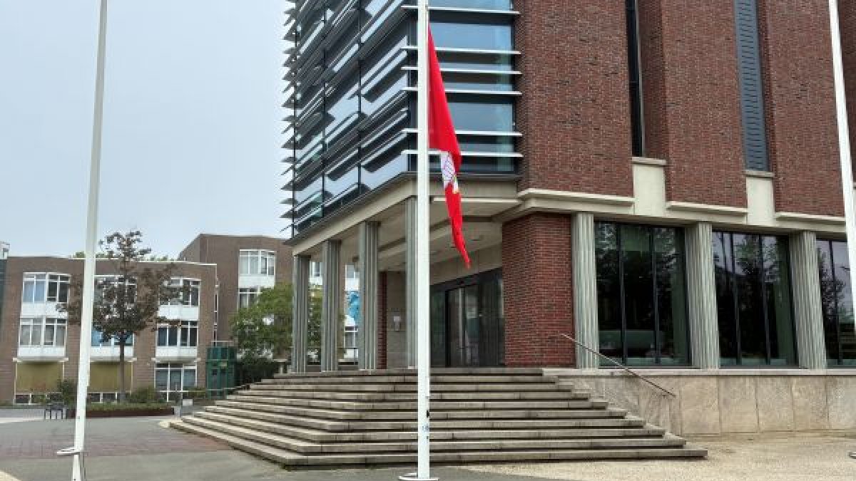 Gemeente hangt vlag halfstok