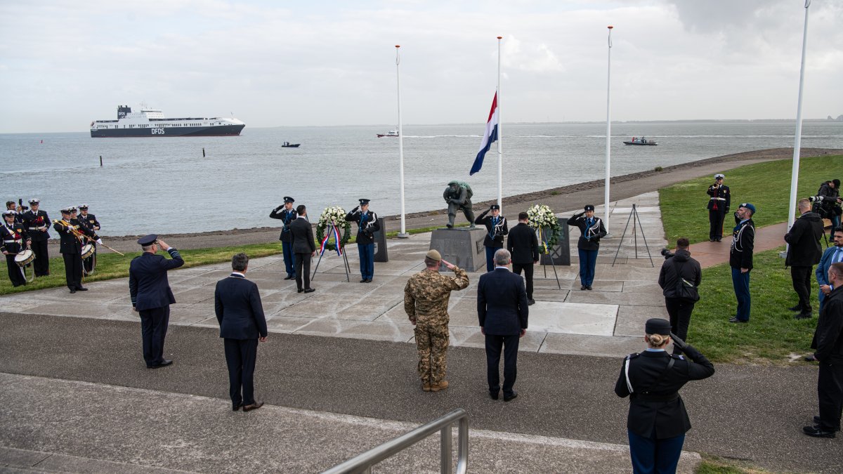 President Zelensky legt krans op Uncle Beach 16 april 2026