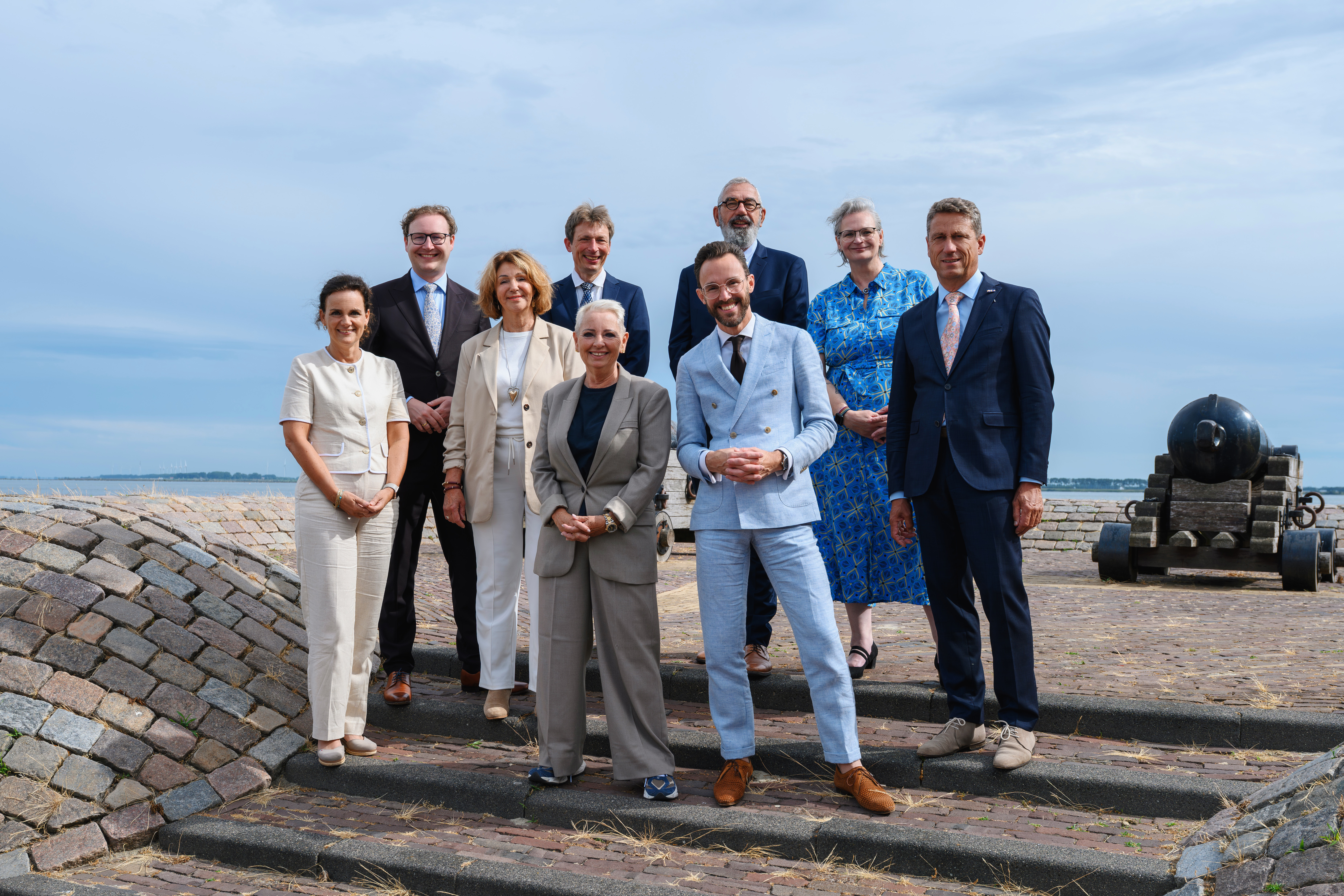 Groepsfoto samenstelling college B&W Voorne aan Zee