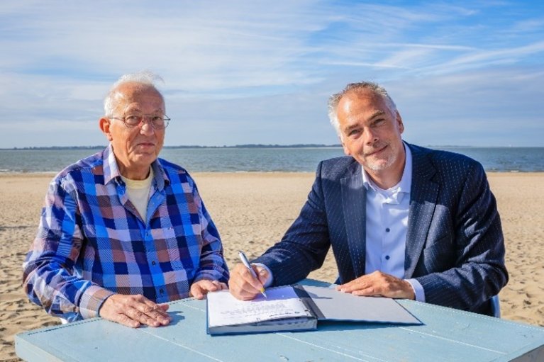 Wethouder Daan van Orselen en de voorzitter van de huurdersvereniging Ger van Heck tekenen de nieuwe samenwerkingsafspraken