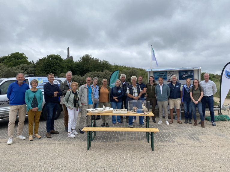 De leden van de strandcommunity bestaande uit Stichting Het Zuid-Hollands Landschap, Stichting Strand in Zicht, KNNV, IVN, Strandbroeders, Natuurmonumenten, Restaurant Aan Zee en gemeente Voorne aan Zee.