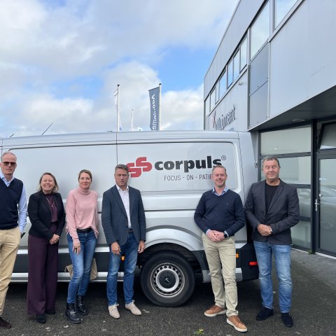 Niels Kamphuis (tweede van rechts) van Corpuls Benelux BV