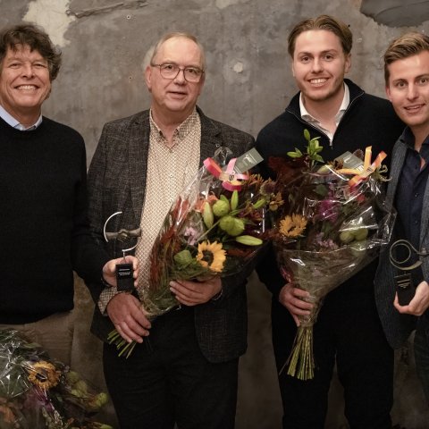 Van links naar rechts: winnaar Ondernemer van het Jaar Arie Prins en Willem de Gier van GPW Turbine Support en winnaar Jong Talent van het Jaar Ference en Tom Geurts van Gewoon Goed VVE Beheer.